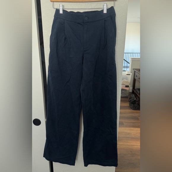 ALO Yoga Pants - ALO Yoga women’s Straight-Leg Pants in Navy